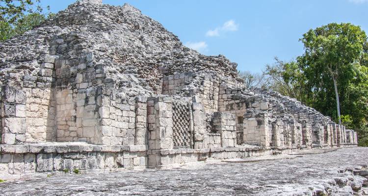 Nahaufnahme von alten Steinstrukturen unter einem klaren Himmel.
