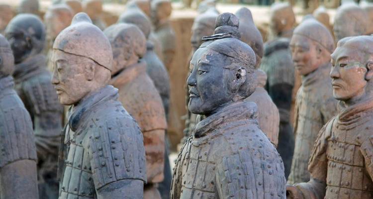 Reihen von Terrakotta-Krieger-Statuen, die in der Ausgrabungsgrube stehen, Xi'an.