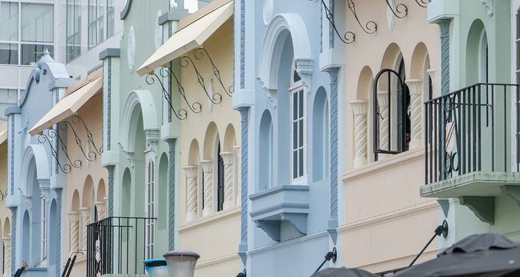 Façades colorées de bâtiments dans une ville de Nouvelle-Zélande.