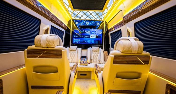 Luxuriöser Innenraum eines Privatfahrzeugs mit Sitzgelegenheit.