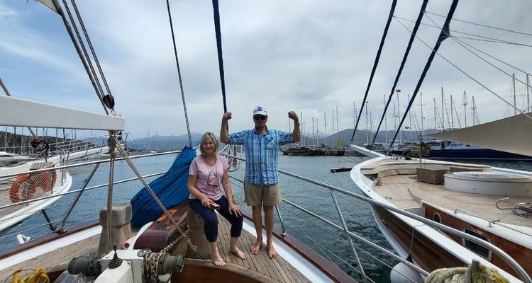 Menschen auf einem Segelboot, das in einem Yachthafen anlegt.