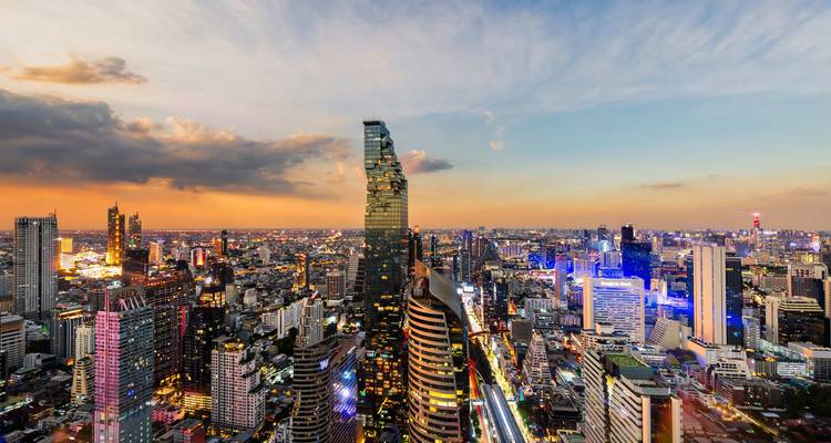 Horizon de Bangkok au crépuscule avec des gratte-ciel modernes et les lumières de la ville.