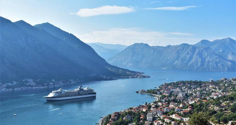 Kreuzfahrtschiff fährt durch die Bucht von Kotor, umgeben von Bergen