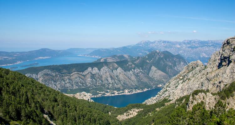 Panoramablick auf eine bergige Landschaft mit einer Bucht darunter.