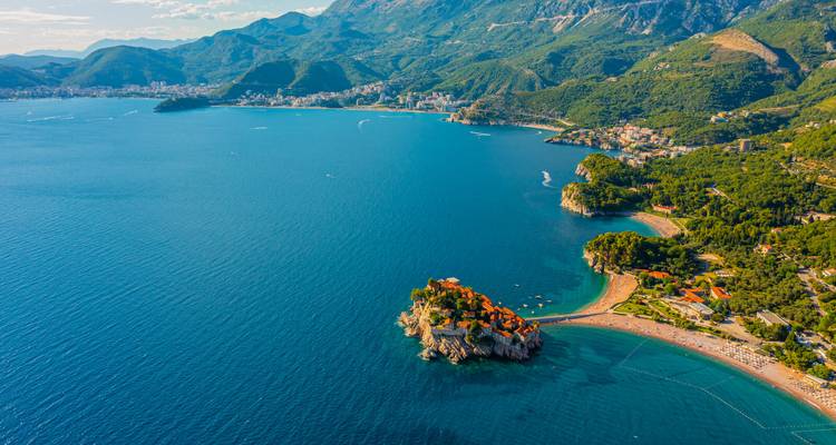 Luftaufnahme von Sveti Stefan und der wunderschönen Adriaküste.