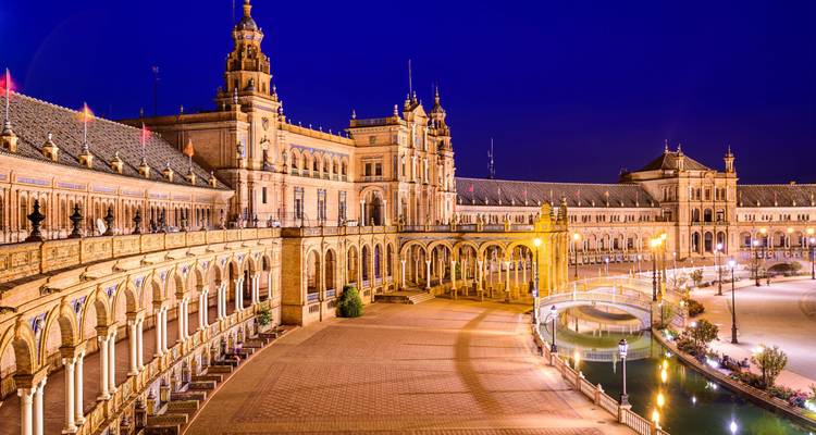 Place d'Espagne illuminée la nuit.