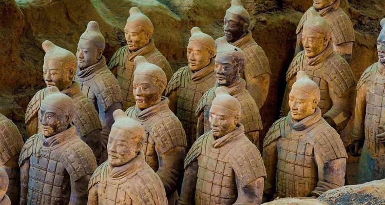 Filas de cerca de los soldados del Ejército de Terracota en la fosa de excavación de Xi'an.