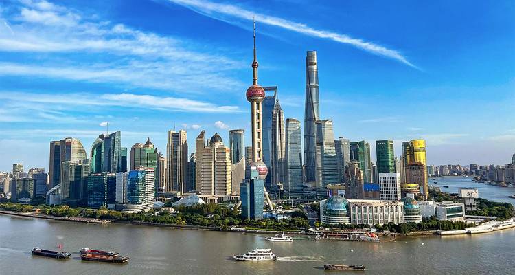 Vista panorámica del skyline de Shanghai con la Torre de la Perla Oriental y rascacielos modernos a lo largo del río Huangpu.