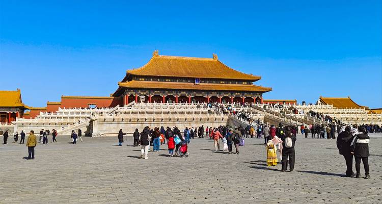 Las multitudes exploran el vasto patio frente al ornamentado Salón de la Armonía Suprema en la Ciudad Prohibida de Beijing.