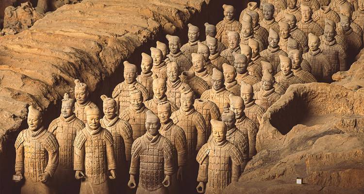 Filas de Guerreros de Terracota a tamaño real se encuentran en sus fosos excavados, guardando silenciosamente el mausoleo de Qin Shi Huang.