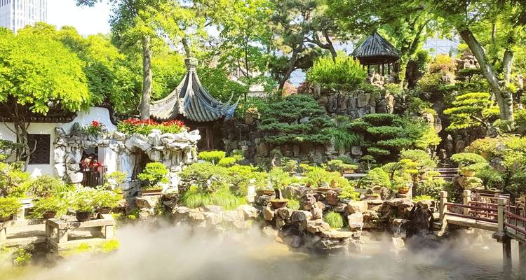Un exuberante jardín clásico chino con rocallas, pabellones, niebla y plantaciones intrincadas que crean un oasis sereno.