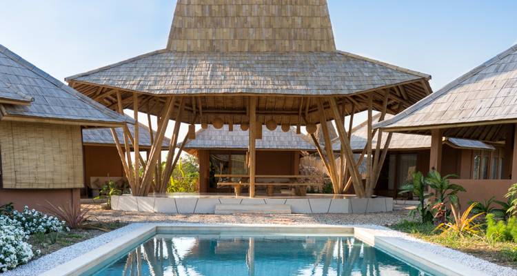 Structures de pavillons en bois avec une piscine dans un cadre serein.