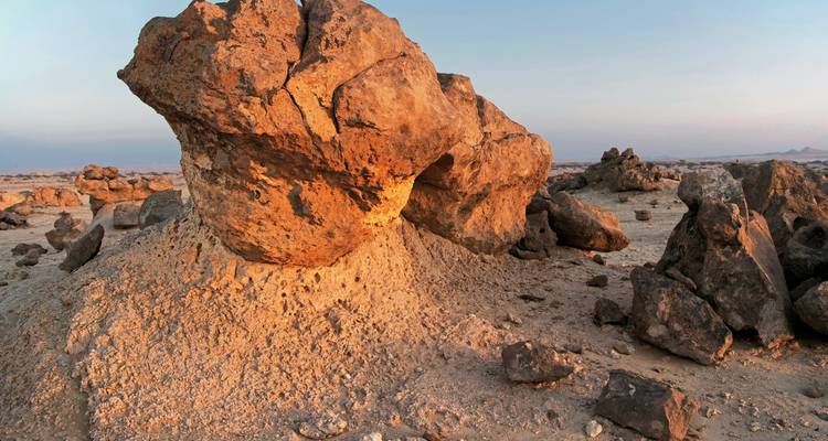 Paysage désertique rocheux avec de gros rochers.