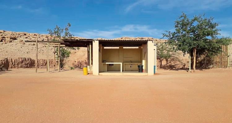 Structure extérieure simple dans un environnement sablonneux.