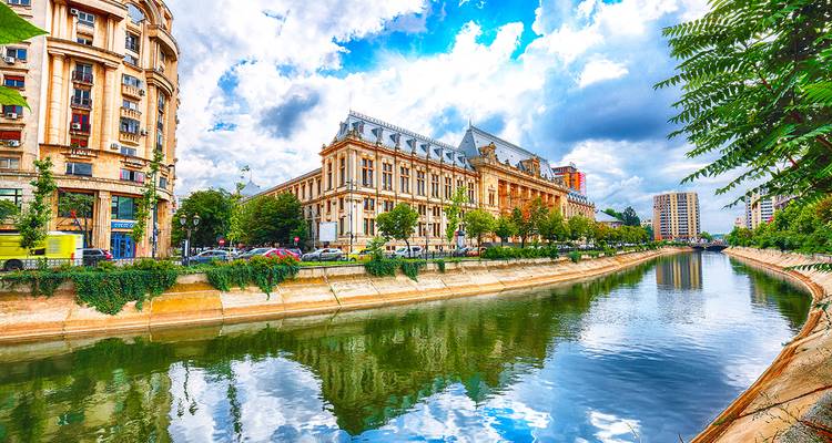 Ein Kanal, der durch eine Stadt mit historischer Architektur fließt.