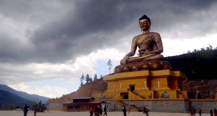 Die massive sitzende Buddha-Dordenma-Statue überragt die Besucher an einem bewölkten Nachmittag.