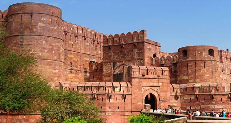 A view of the Red Fort with tourists.