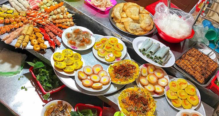 Variété de plats de street food vietnamienne exposés.