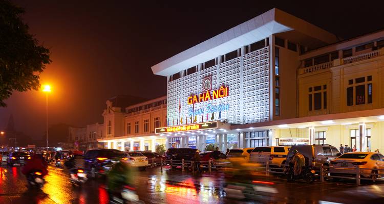 Gare de Hanoi la nuit, illuminée d'activité.