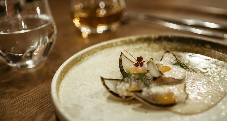 Plat gastronomique dressé dans un cadre de restauration élégant.