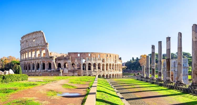 Colisée pendant la journée avec les ruines romaines environnantes.