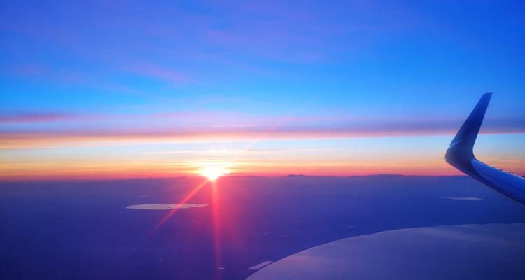 Vue aérienne d'un paysage avec un coucher de soleil.