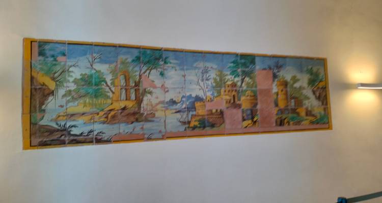 Une fresque carrelée représentant une scène de paysage.