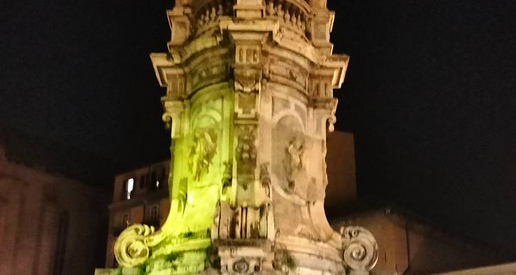 Statue illuminée la nuit.