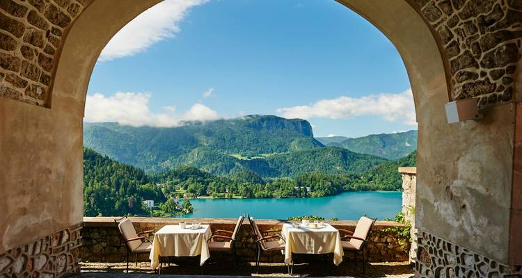Vue panoramique du lac de Bled depuis une terrasse.