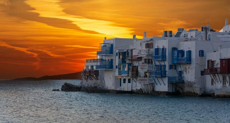 Sonnenuntergang über dem Meer mit farbenfrohem Himmel.
