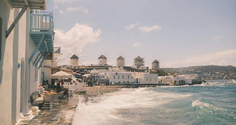 Blick auf Windmühlen entlang der Küstenlinie.