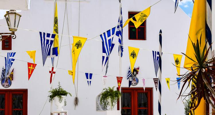 Fahnen hängen an einer Gebäudewand.