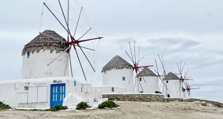 Weiße Windmühlen an einem bewölkten Tag.
