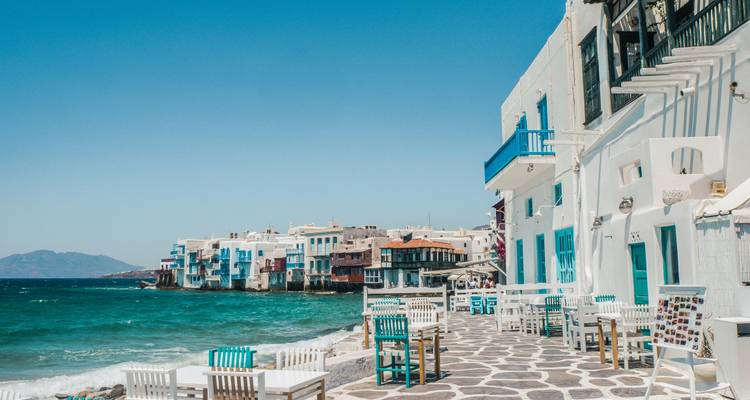 Küstenkulisse mit Restaurants und klarem blauen Himmel.