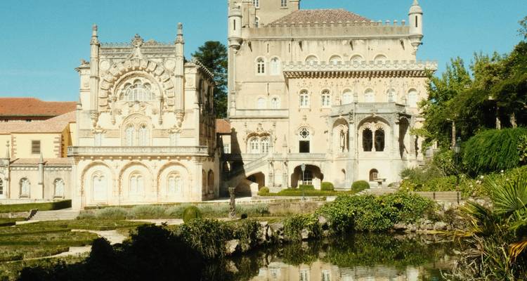 Historisch stenen gebouw met decoratieve architectuur.