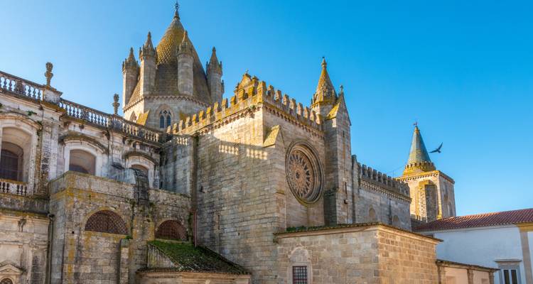 Cathédrale historique avec des sculptures détaillées en pierre contre un ciel bleu.