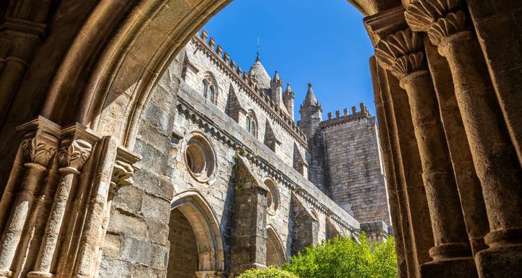 Détails architecturaux d'une cathédrale historique en pierre.