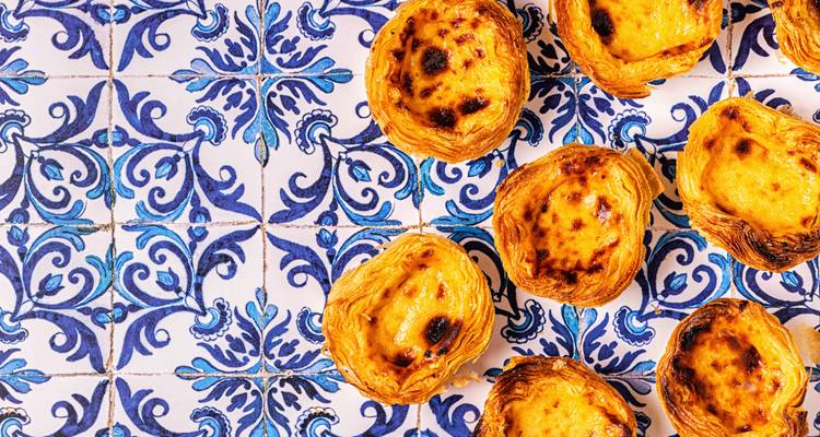 Délicieuses pâtisseries sur des carreaux traditionnels à motifs bleus.