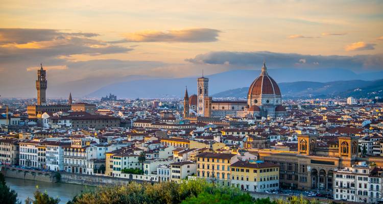 Florence skyline met de Kathedraal van Santa Maria del Fiore bij zonsondergang.