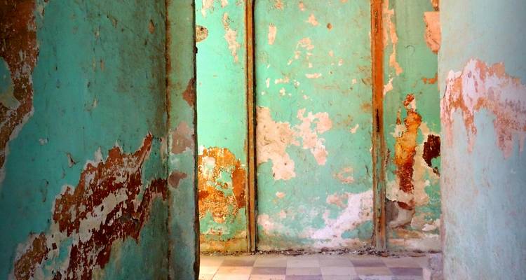 Pintura descascarada en viejas paredes de piedra.