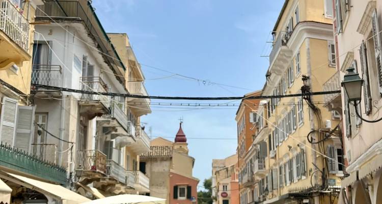 Straßenansicht historischer Gebäude.