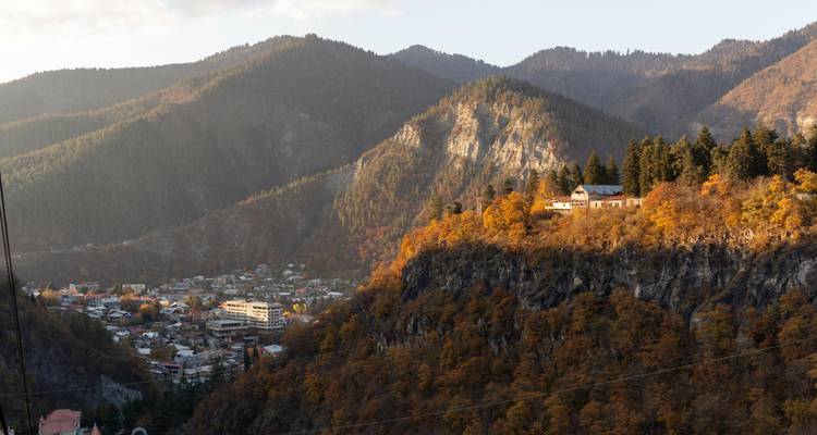 Ville nichée parmi les montagnes aux couleurs d'automne.