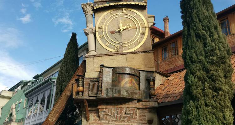 Tour d'horloge ornée avec un escalier en colimaçon.