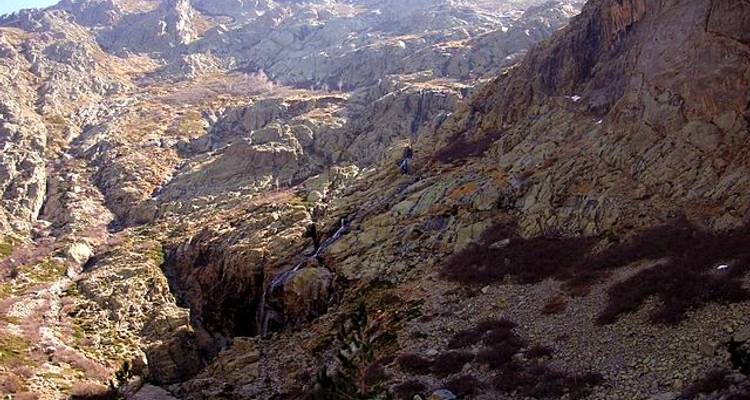La Corse déchaînée : Là où les falaises rencontrent la marée - Worldee 1