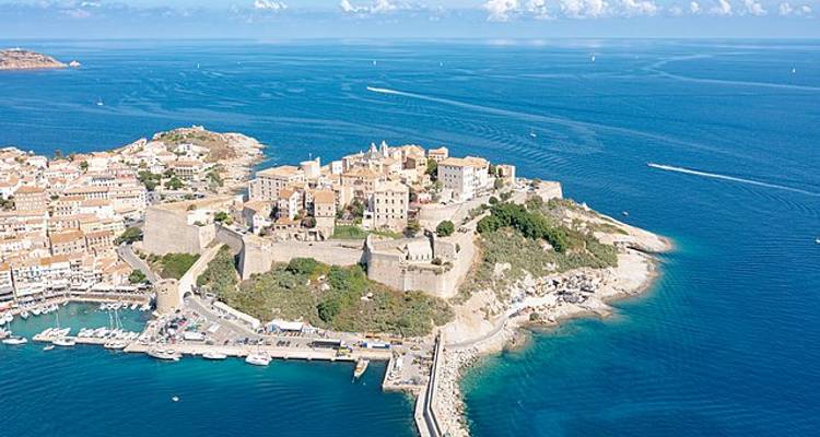 La Corse déchaînée : Là où les falaises rencontrent la marée - Worldee 5
