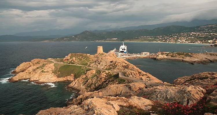 La Corse déchaînée : Là où les falaises rencontrent la marée - Worldee 6