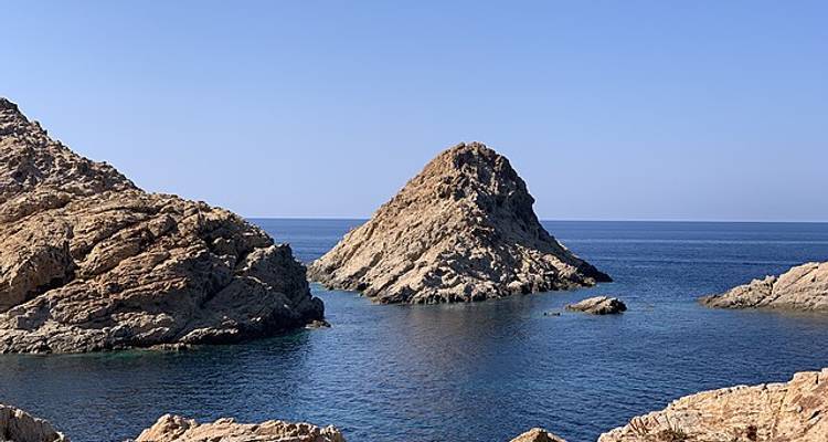 La Corse déchaînée : Là où les falaises rencontrent la marée - Worldee 9