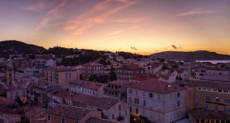 Vista del atardecer sobre los tejados de un pueblo costero