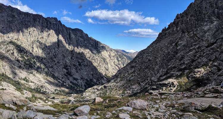 Bergpas in de Rocky Mountains met heldere luchten.