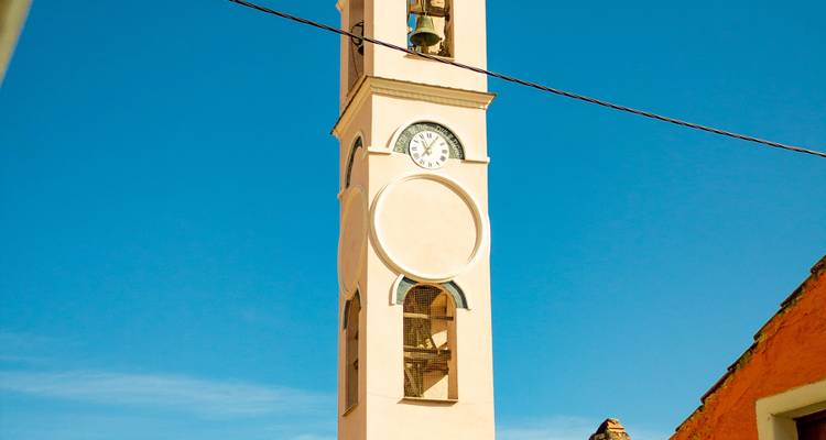 Klokkentoren tegen een helderblauwe hemel.